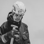 A constructor worker with a helmet holding a shovel.