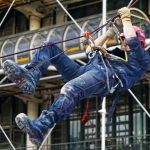 Parmi les épreuves clés de sélection au Groupe d’Intervention en Milieu Périlleux (GRIMP) des Sapeurs-Pompiers : l’ascension technique du Forum des Halles. Ici, le candidat doit démontrer sa maîtrise des techniques verticales en escaladant la structure emblématique du centre parisien. L’exercice évalue non seulement sa condition physique, mais aussi sa capacité à évoluer en milieu urbain complexe, un environnement typique des interventions du GRIMP.